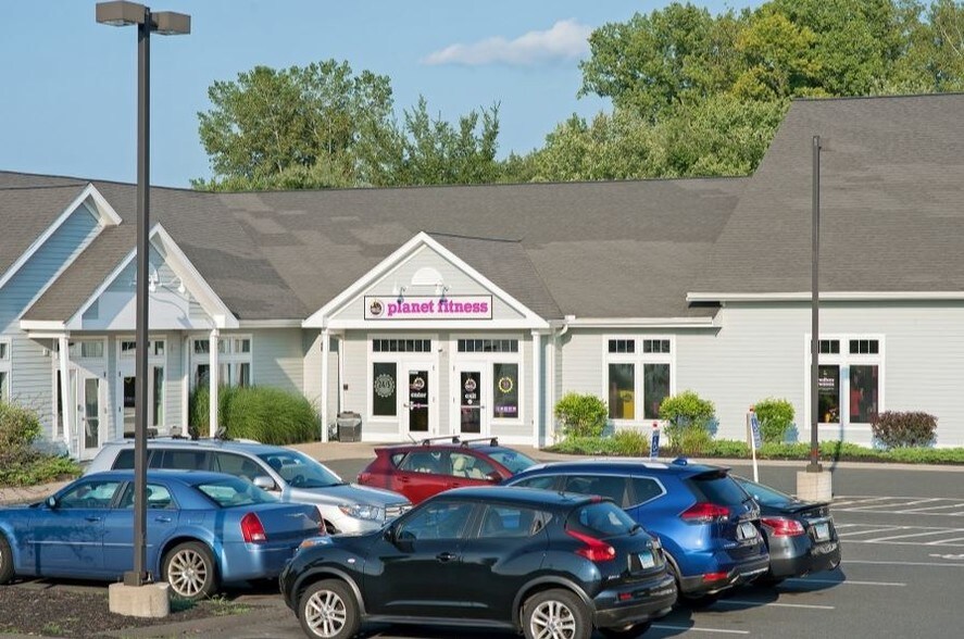 10 East St, East Granby, CT à louer - Photo du bâtiment - Image 2 de 10