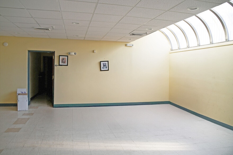 194 Clinton Ave, Newark, NJ for lease - Interior Photo - Image 3 of 12