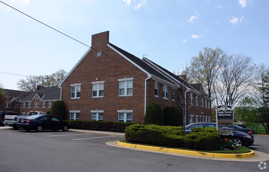 2104 Gallows Rd, Vienna, VA à louer - Photo du bâtiment - Image 3 de 4