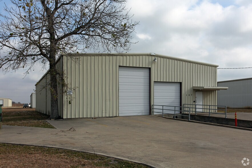107 Industrial Dr, Forney, TX for lease - Building Photo - Image 1 of 3