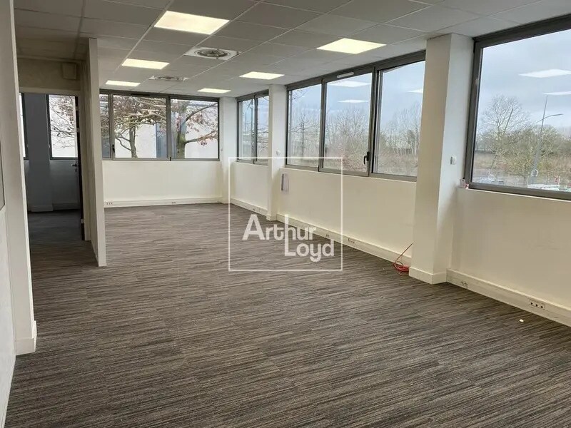 Office in Grigny for lease Interior Photo- Image 1 of 11
