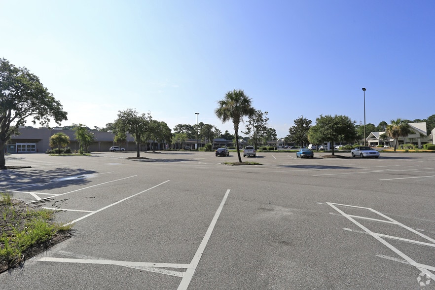 95 Mathews Dr, Hilton Head Island, SC for lease - Building Photo - Image 2 of 5