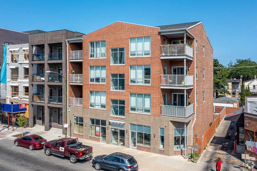 1655-1657 N Western Ave, Chicago, IL for lease - Primary Photo - Image 1 of 5