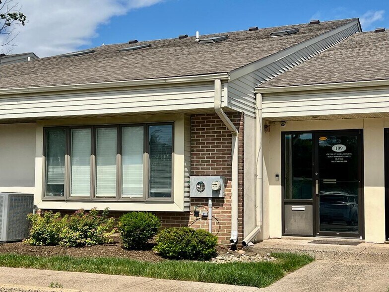 109 E Pennsylvania Blvd, Feasterville Trevose, PA à louer - Photo principale - Image 1 de 13