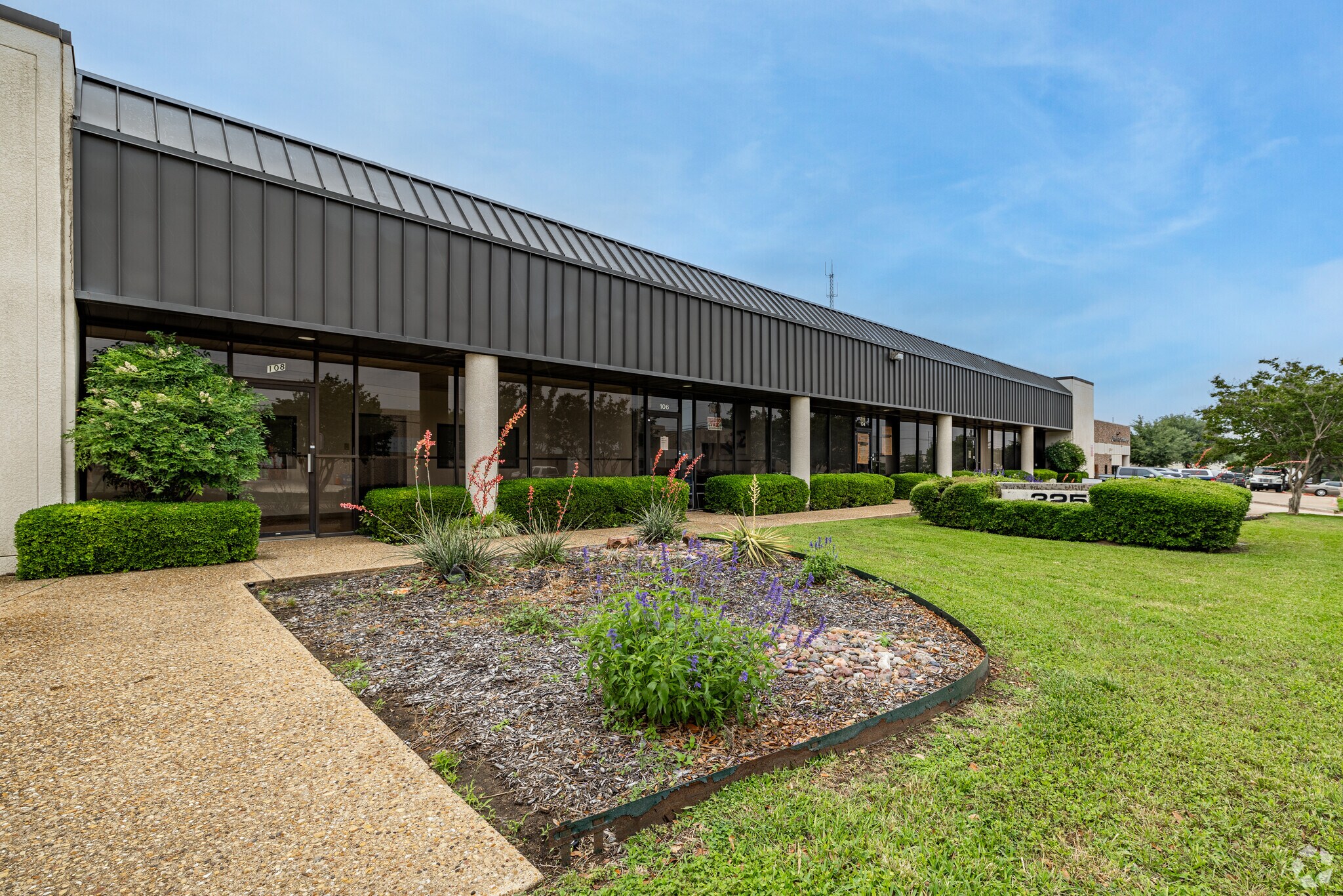 325 Gold St, Garland, TX à louer Photo du bâtiment- Image 1 de 24