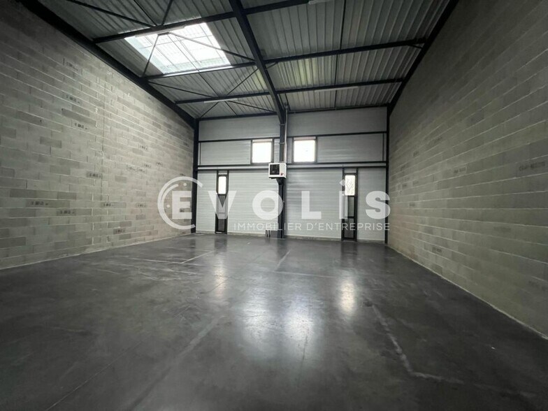Flex in Meyzieu for lease - Interior Photo - Image 3 of 13