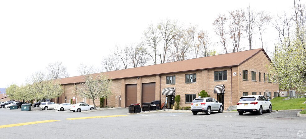 351 Spook Rock Rd, Suffern, NY à vendre - Photo du bâtiment - Image 2 de 8