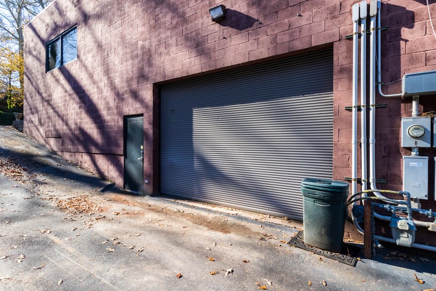 1406 Woodmont Ln, Atlanta, GA à louer - Photo du bâtiment - Image 3 de 3