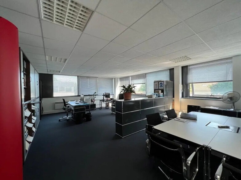 10 Rue Gustave Eiffel, Goussainville for lease - Interior Photo - Image 3 of 5