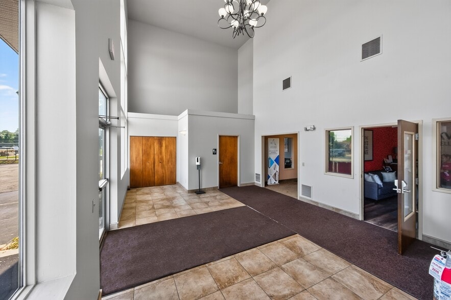 32875 Solon Rd, Solon, OH à vendre - Photo du bâtiment - Image 2 de 32