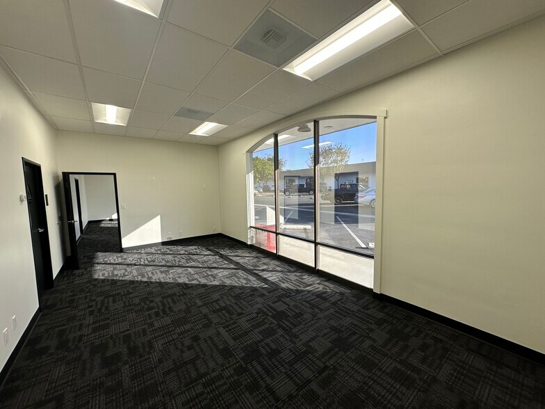 201 W Dyer Rd, Santa Ana, CA for lease - Interior Photo - Image 3 of 4