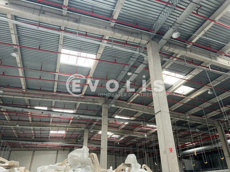 Industrial in Vaulx-Milieu for lease - Interior Photo - Image 3 of 18