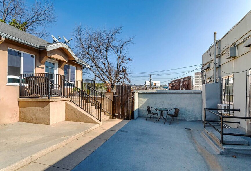 2113 W Sunset Blvd, Los Angeles, CA à louer - Photo du bâtiment - Image 3 de 14