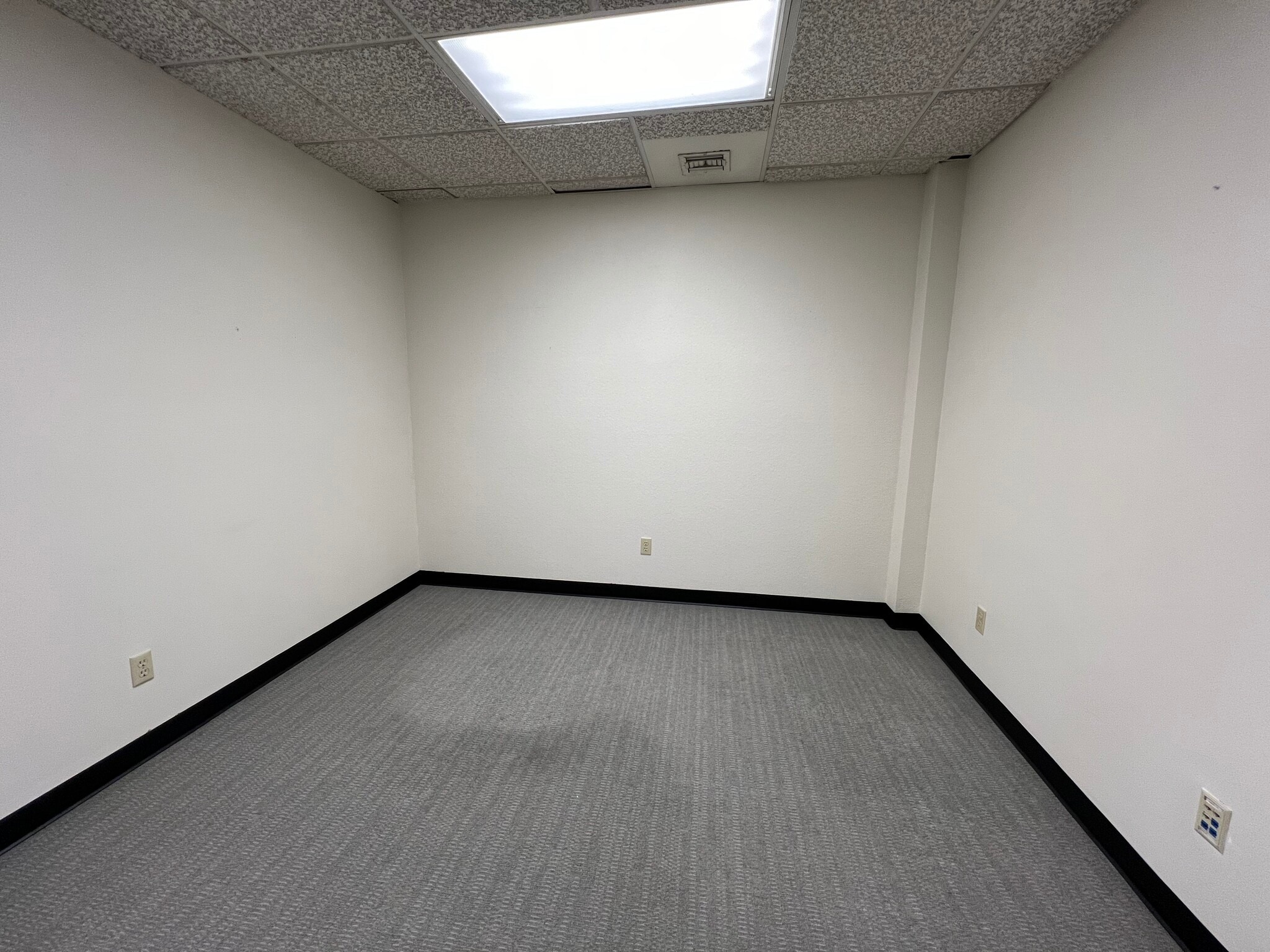 1933-1955 Jadwin Ave, Richland, WA for lease Interior Photo- Image 1 of 5