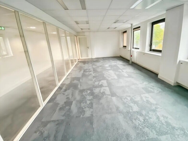 Office in Maisons-Alfort for lease - Building Photo - Image 3 of 6