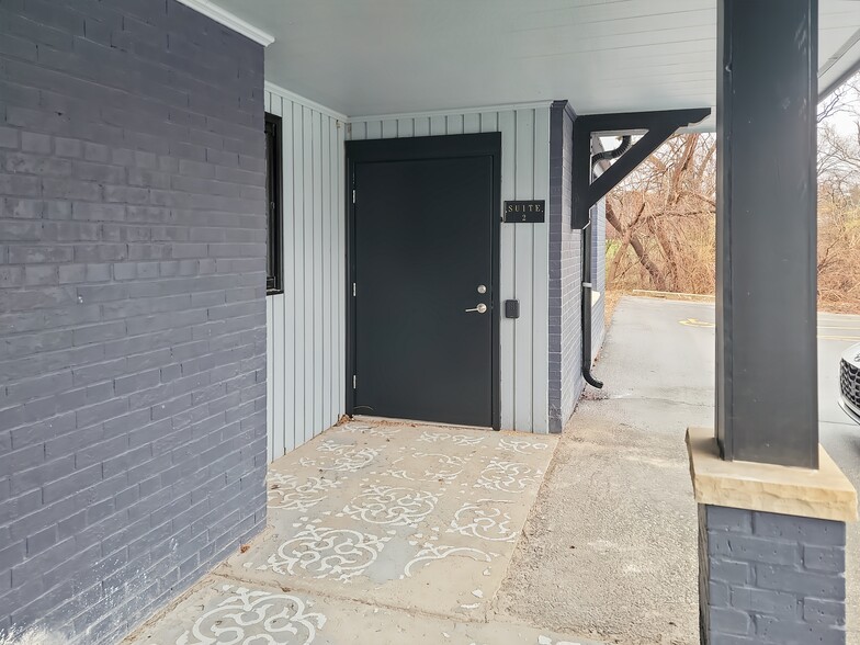 6080-6090 S 108th St, Hales Corners, WI for lease - Building Photo - Image 3 of 8