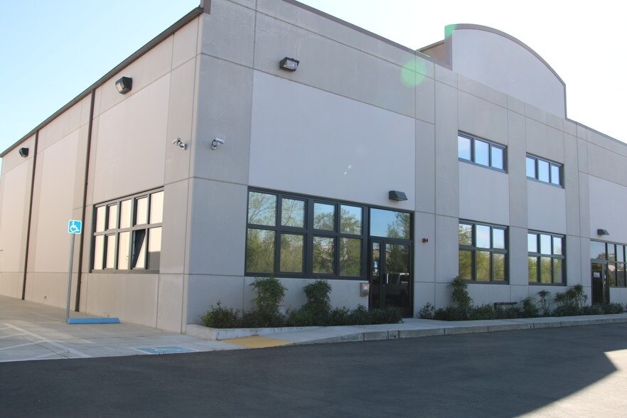 165 Enterprise Ct, Galt, CA à vendre - Photo du bâtiment - Image 2 de 15