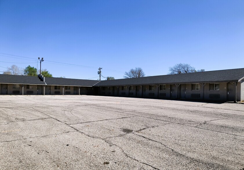 123 E 14th St, Larned, KS à vendre - Photo du bâtiment - Image 2 de 10