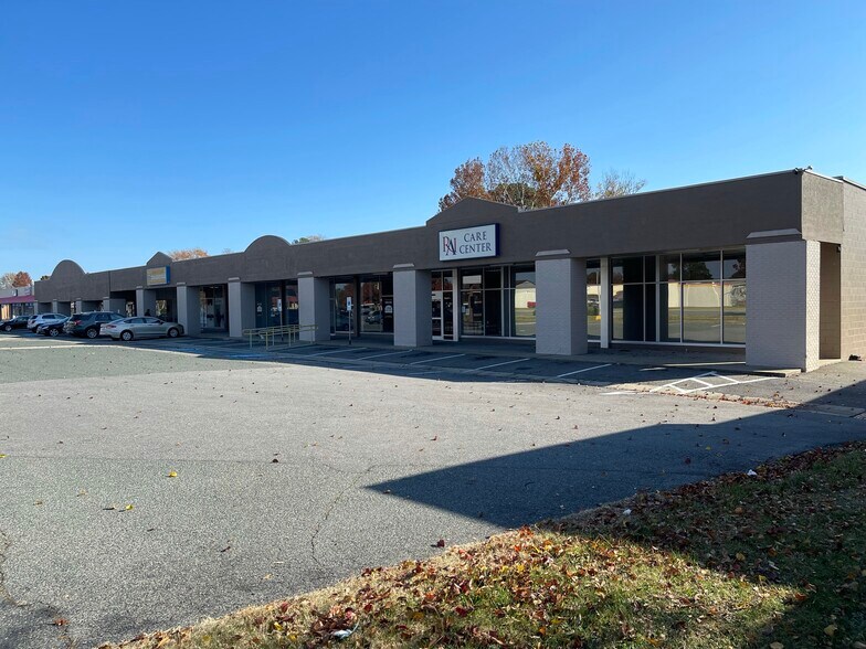 3301-3319 W Mercury Blvd, Hampton, VA for lease - Building Photo - Image 2 of 5