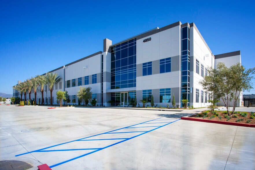 4850-4852 E La Palma, Anaheim, CA à louer - Photo du bâtiment - Image 3 de 17
