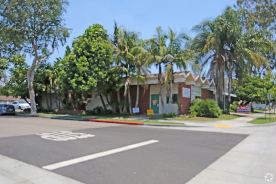1001 E Chapman Ave, Fullerton, CA à vendre - Photo du bâtiment - Image 3 de 12