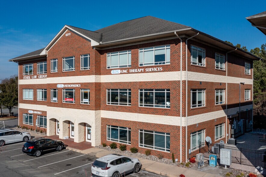 6011 Farrington Rd, Chapel Hill, NC à louer - Photo du bâtiment - Image 1 de 7