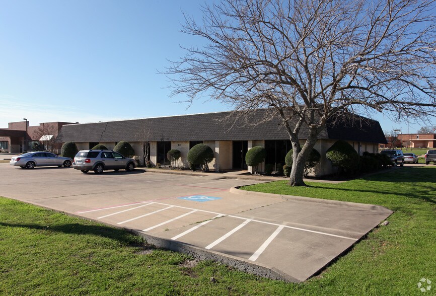 611 S Clay St, Ennis, TX à vendre - Photo du bâtiment - Image 3 de 3