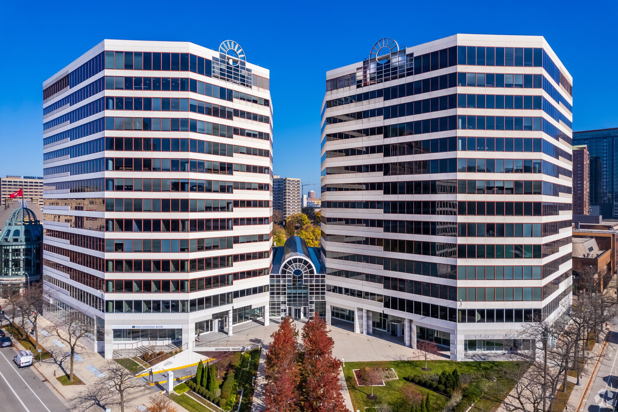 330 E Kilbourn Ave, Milwaukee, WI for lease Primary Photo- Image 1 of 39