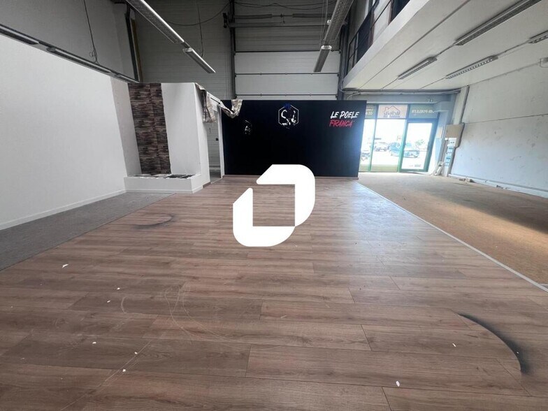 Flex in Meaux for lease - Interior Photo - Image 2 of 2