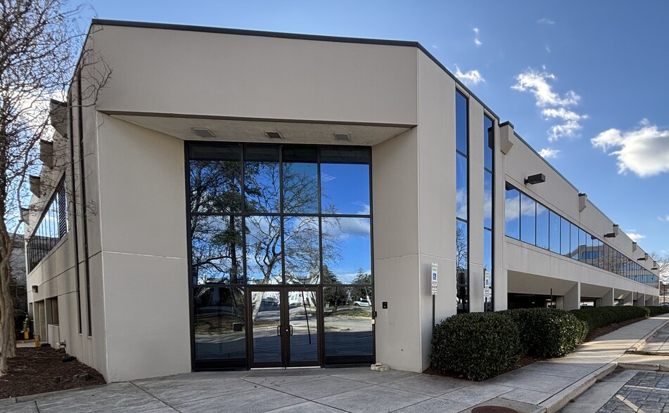 2730 Eisenhower Ave, Alexandria, VA for sale - Primary Photo - Image 1 of 4