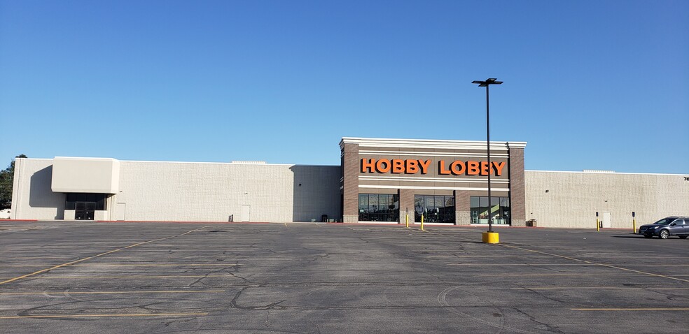7946 Dodge St, Omaha, NE for lease - Building Photo - Image 2 of 2