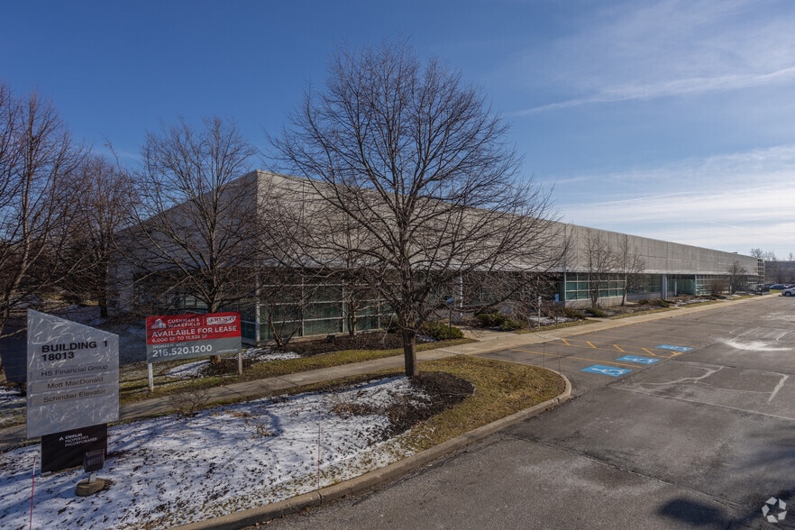 18013 Cleveland Pkwy Dr, Cleveland, OH for lease - Building Photo - Image 2 of 3