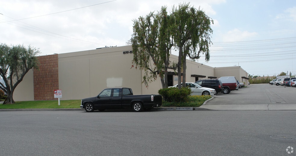 15321-15323 Texaco Ave, Paramount, CA for lease - Building Photo - Image 3 of 4