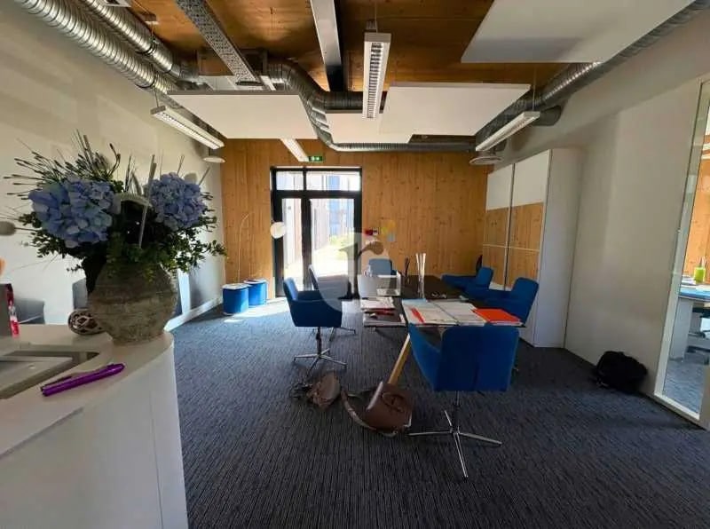 Office in Wambrechies for lease Interior Photo- Image 1 of 5