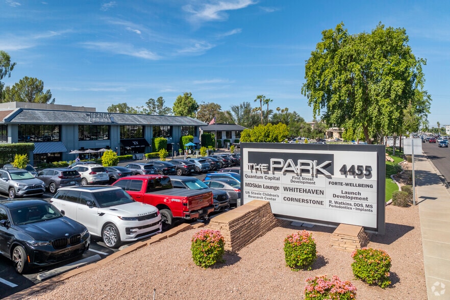 4455 E Camelback Rd, Phoenix, AZ for lease - Building Photo - Image 2 of 5