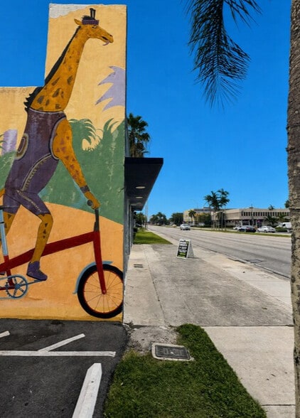 1949 NE 163rd St, North Miami Beach, FL for lease - Building Photo - Image 2 of 4