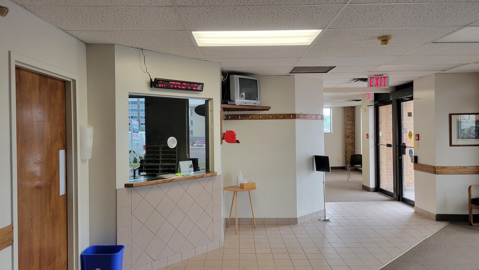 274 Dundas St E, Belleville, ON for lease - Interior Photo - Image 2 of 6