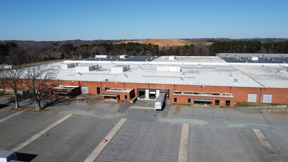 401 W Hanes Mill Rd, Winston-Salem, NC à louer - Photo du bâtiment - Image 3 de 8
