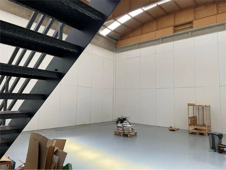 11/13 Chemin De L'Industrie, Dardilly for lease - Interior Photo - Image 2 of 15