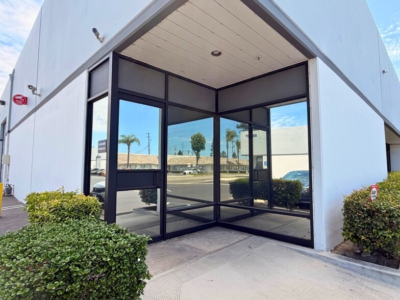 1060-1072 N Kraemer Pl, Anaheim, CA for lease - Building Photo - Image 3 of 19