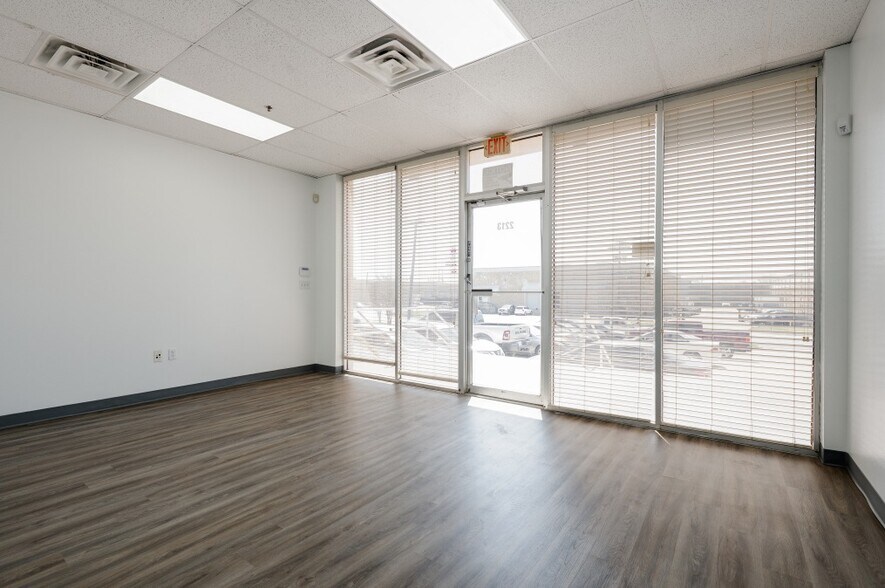 2205-2215 E Pioneer Dr, Irving, TX à louer - Photo intérieure - Image 2 de 16