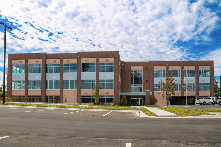 7560 Carpenter Fire Station Rd, Cary, NC for lease - Primary Photo - Image 1 of 13