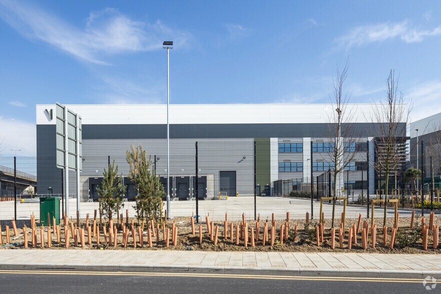 Jenkins Ln, Barking à louer - Photo du bâtiment - Image 2 de 18
