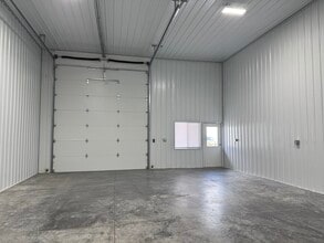 200 Greenfield Dr, Tiffin, IA à louer Photo intérieure- Image 2 de 6