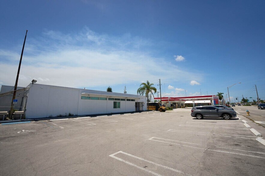 18690 NW 2nd Ave, Miami, FL à louer - Photo du bâtiment - Image 3 de 32