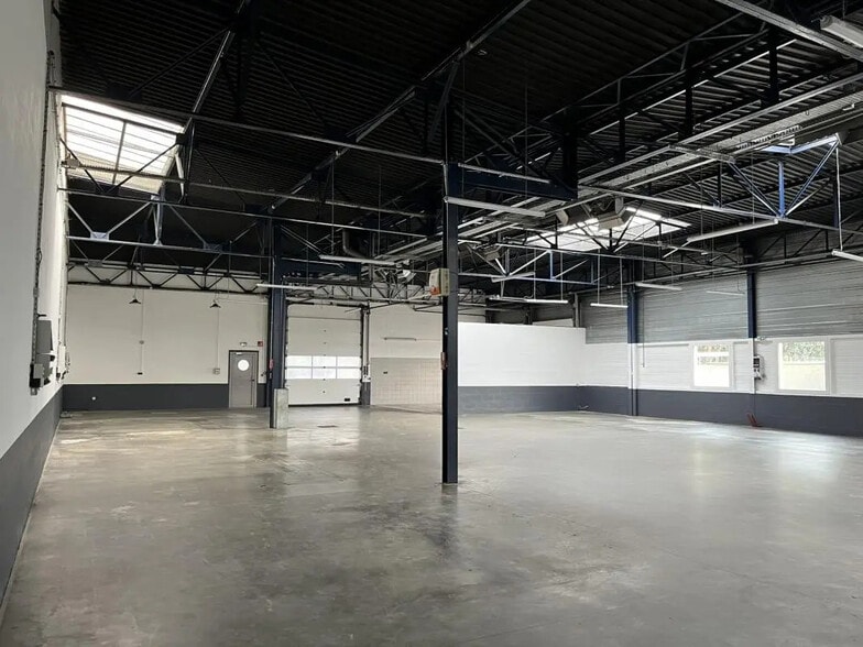 Office in Vénissieux for lease - Interior Photo - Image 2 of 8