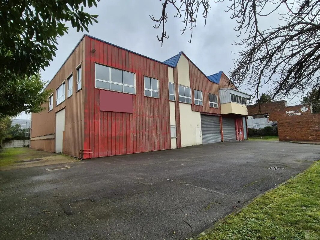 Industrial in Noisiel for lease Building Photo- Image 1 of 11