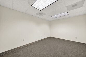 425 E Arrowhead Dr, Charlotte, NC for lease Building Photo- Image 2 of 4