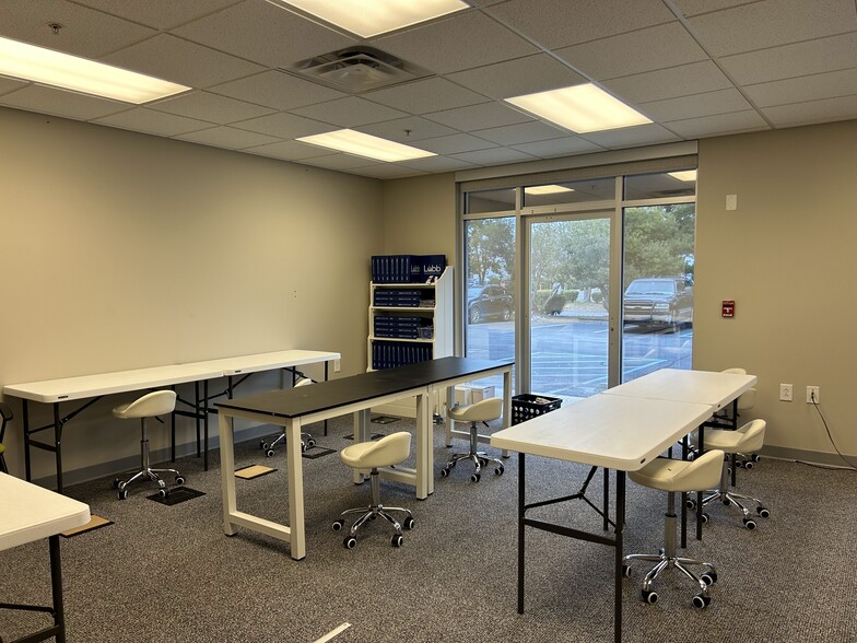 804-820 Port Centre Pky, Portsmouth, VA for lease - Interior Photo - Image 1 of 11