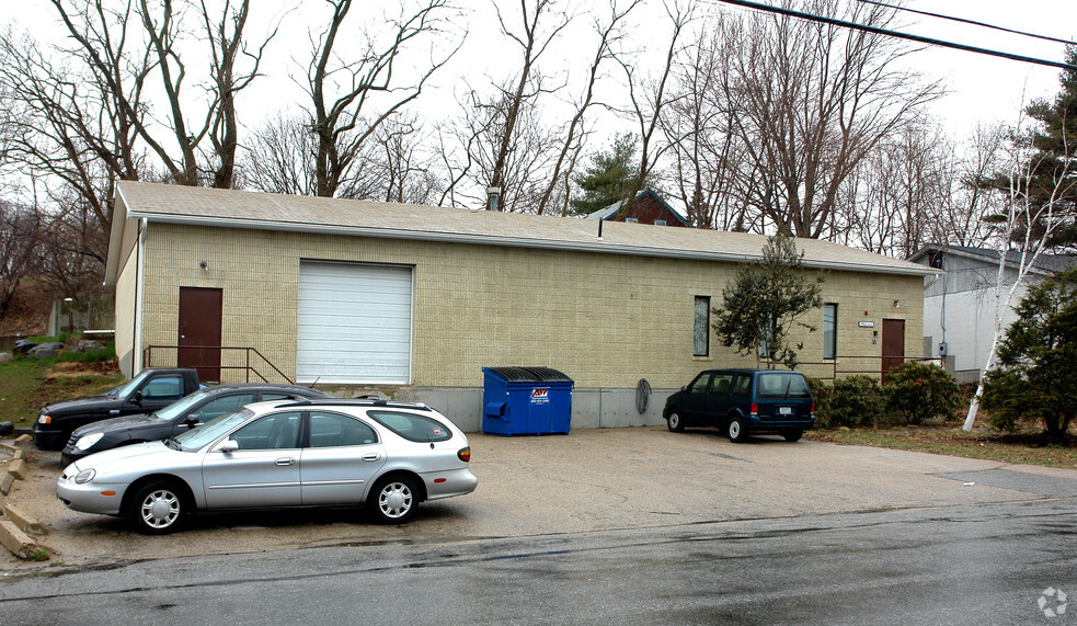 77 Gilbane St, Warwick, RI à vendre - Photo du bâtiment - Image 1 de 46